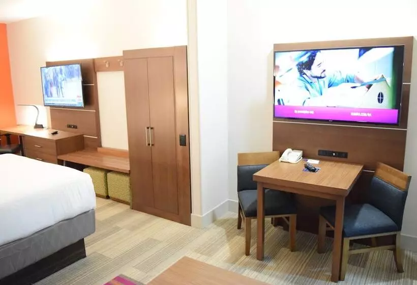 身障者適用スイートルーム, Holiday Inn Express & Suites Pensacola West I 10, An Ihg