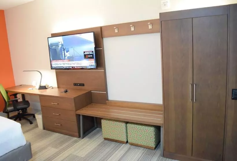 身障者適用スイートルーム, Holiday Inn Express & Suites Pensacola West I 10, An Ihg