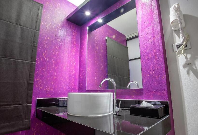 اتاق لوکس سه تخته, Nouvo City