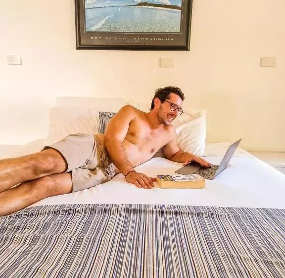 اتاق استاندارد با تخت بزرگ, Base Airlie Beach Resort   Hostel