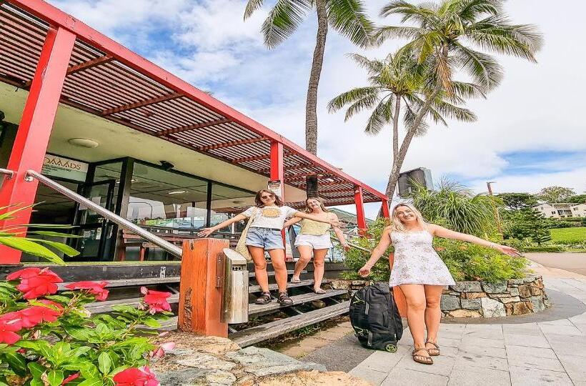 Standard Tent, Base Airlie Beach Resort   Hostel