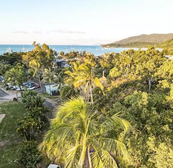 چادر با خدمات رفاهی استاندارد, Base Airlie Beach Resort   Hostel