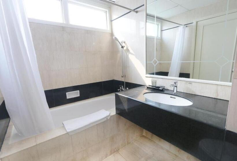 דירת שלושה חדרים, Java Paragon Hotel & Residences