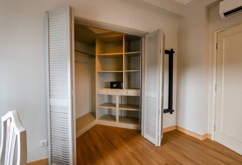 דירת שלושה חדרים, Java Paragon Hotel & Residences