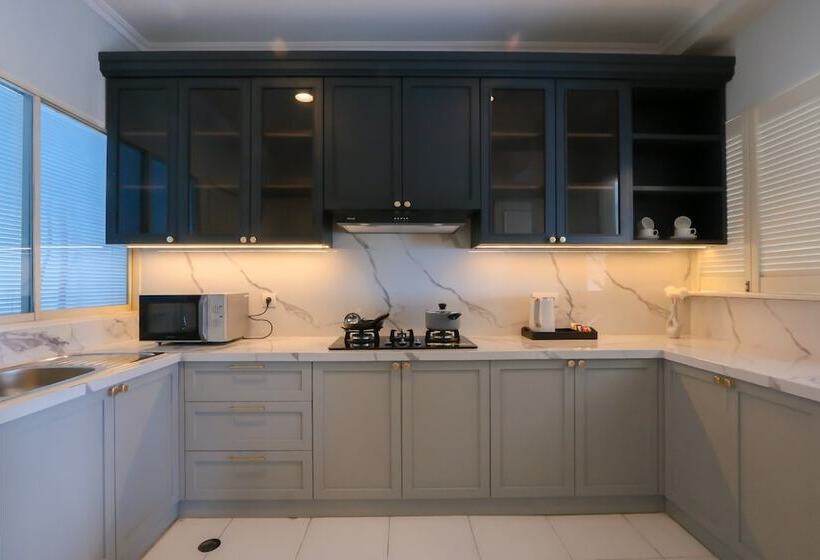 דירת שלושה חדרים, Java Paragon Hotel & Residences