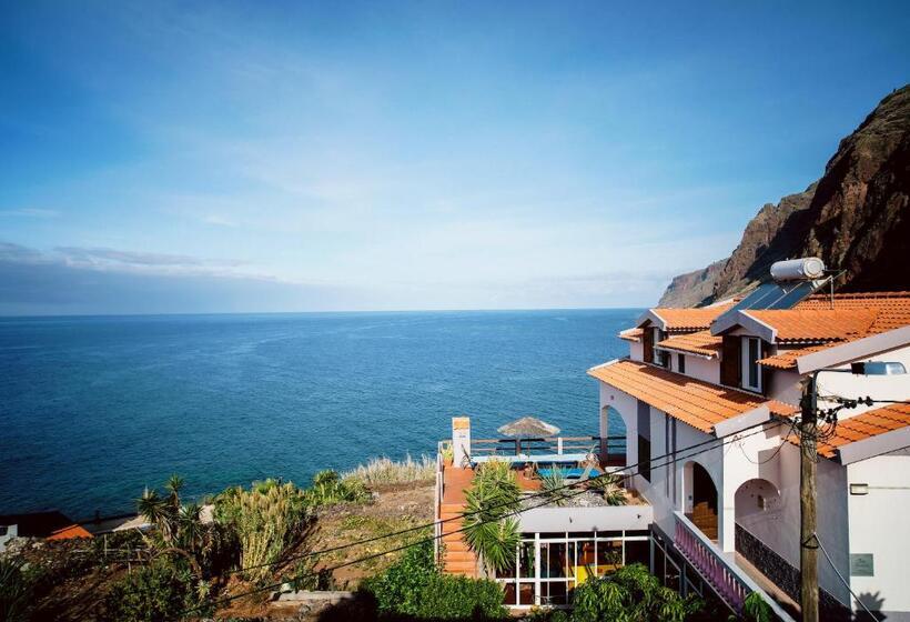 غرفة قياسية مطلّة علي البحر, Cecília S House