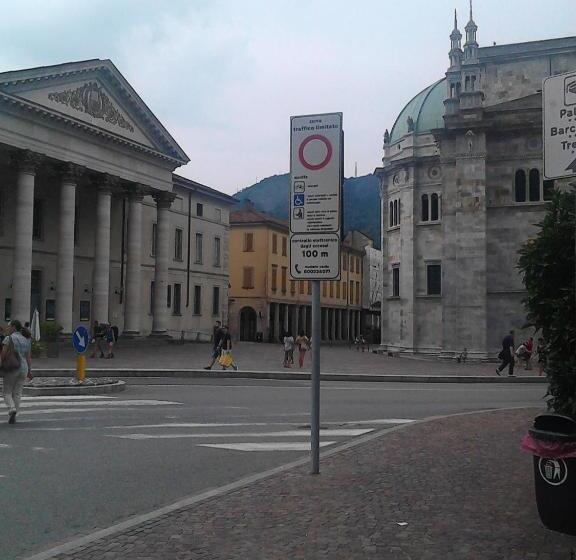 اتاق استاندارد یک تخته با سرویس بهداشتی مشترک, Central Art House