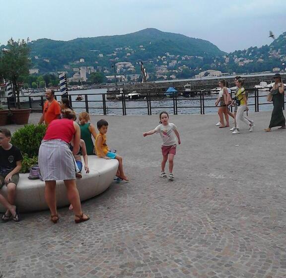 اتاق استاندارد یک تخته با سرویس بهداشتی مشترک, Central Art House