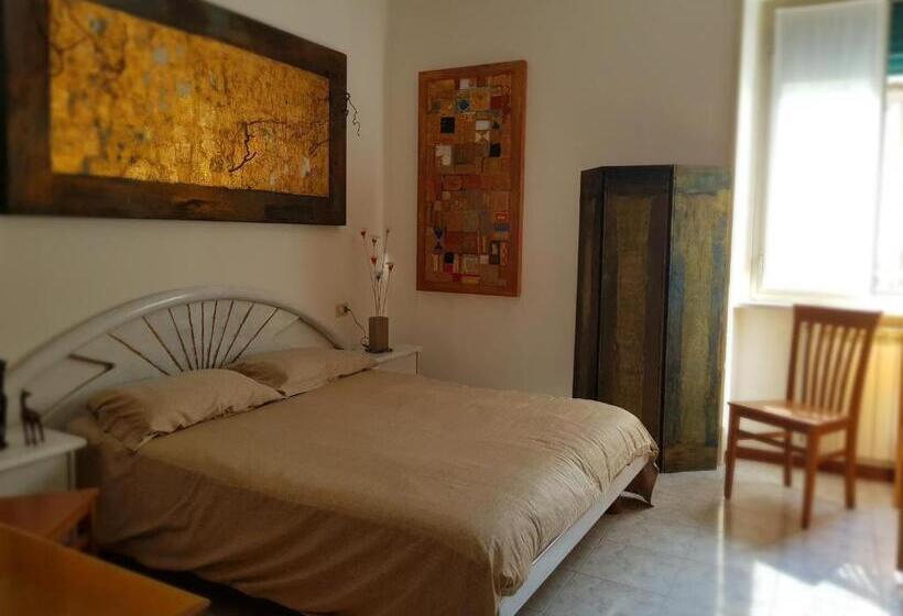 اتاق استاندارد با سرویس بهداشتی مشترک, Central Art House