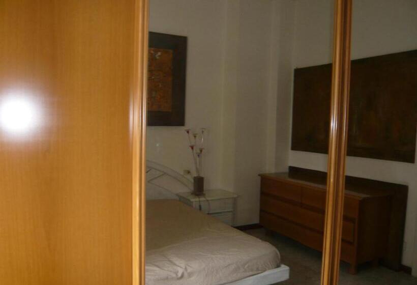 اتاق استاندارد با سرویس بهداشتی مشترک, Central Art House