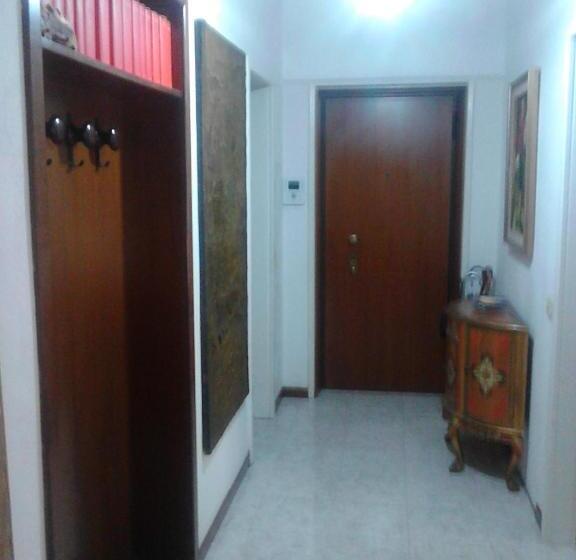 اتاق استاندارد با سرویس بهداشتی مشترک, Central Art House