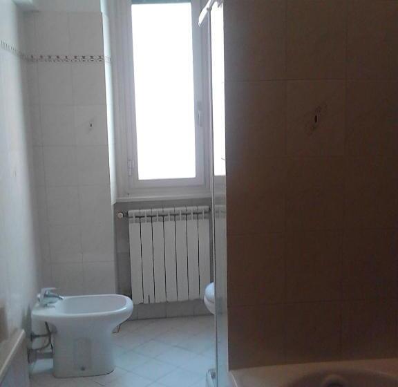 اتاق استاندارد یک تخته با سرویس بهداشتی مشترک, Central Art House