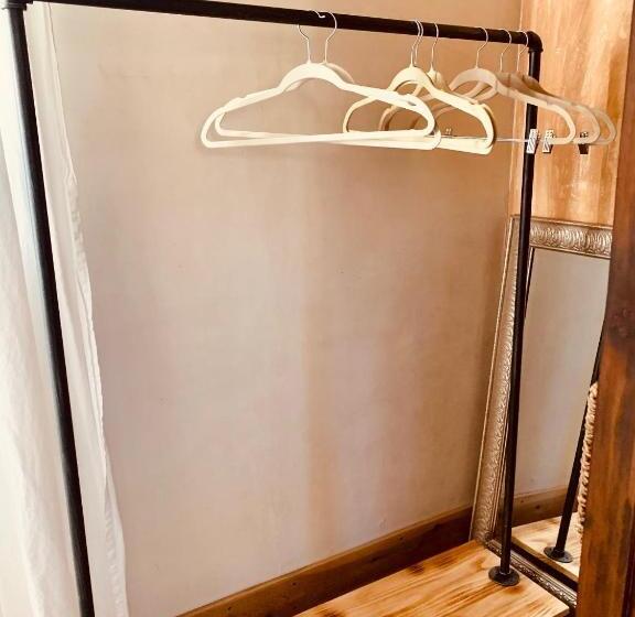 منزل غرفة نوم واحدة, Under The Tuscan Sun Cottage In West Los Angeles