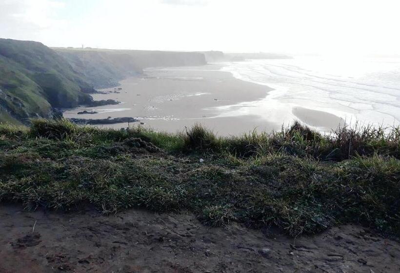 منزل غرفة نوم واحدة, Re Imagined Stone Barns In The Country Near The Coast