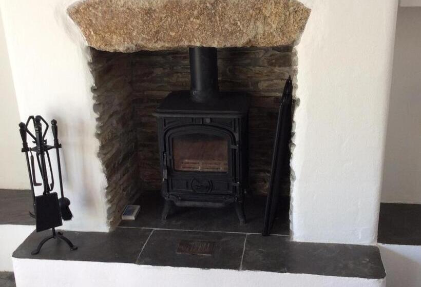 منزل غرفة نوم واحدة, Re Imagined Stone Barns In The Country Near The Coast