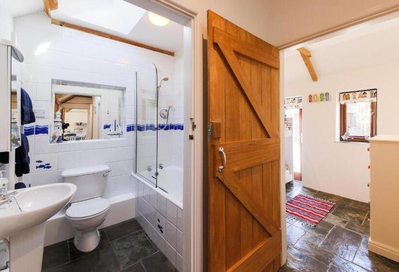 منزل غرفة نوم واحدة, Re Imagined Stone Barns In The Country Near The Coast