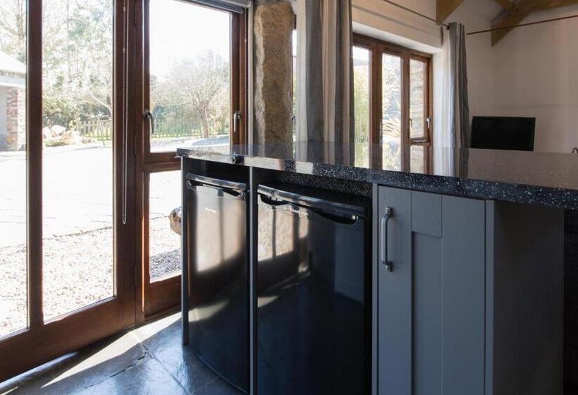 منزل غرفة نوم واحدة, Re Imagined Stone Barns In The Country Near The Coast