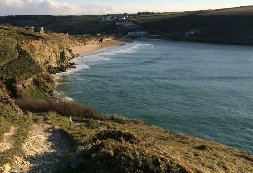 منزل غرفة نوم واحدة, Re Imagined Stone Barns In The Country Near The Coast