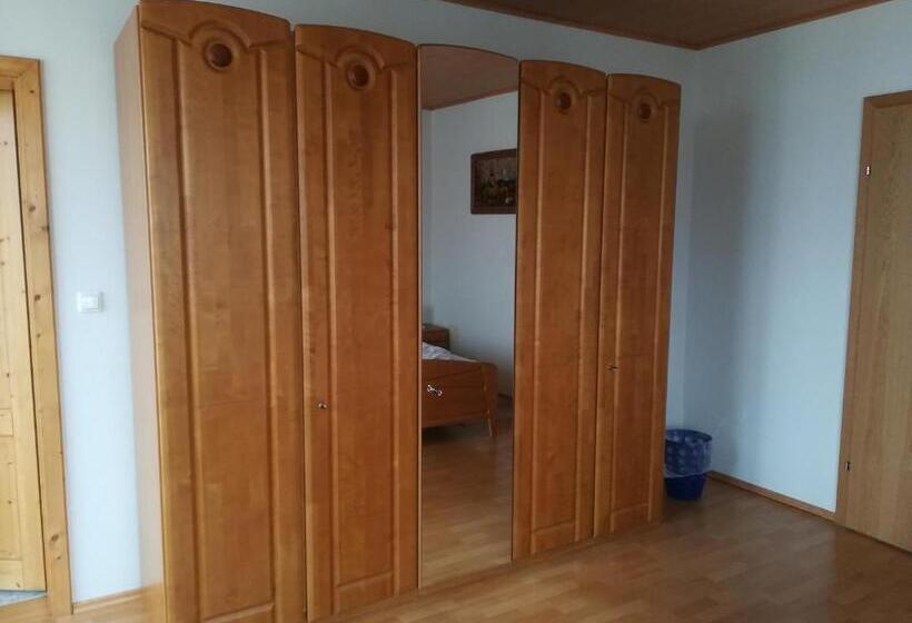 Standardrum med Balkong, Sinsamreith, Familie Ensmann