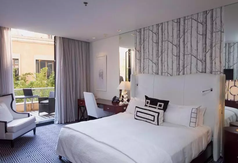 اتاق لوکس با تخت بزرگ, Davinci Hotel On Nelson Mandela Square