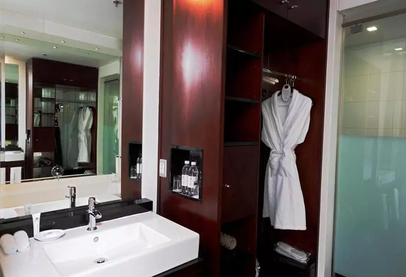 اتاق لوکس با تخت بزرگ, Davinci Hotel On Nelson Mandela Square