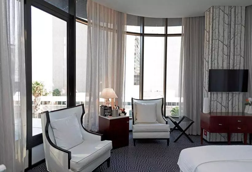 اتاق اجرایی با تخت بزرگ, Davinci Hotel On Nelson Mandela Square