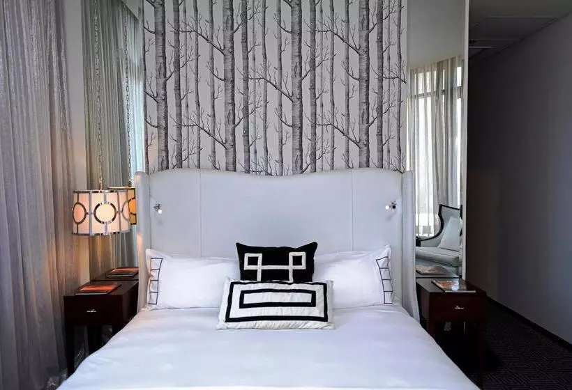 اتاق اجرایی با تخت بزرگ, Davinci Hotel On Nelson Mandela Square