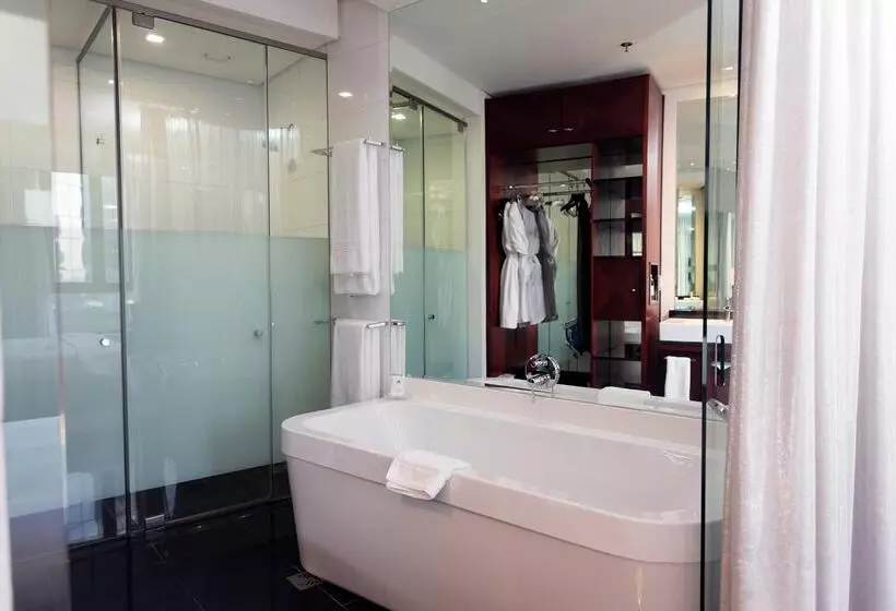اتاق لوکس با تخت بزرگ, Davinci Hotel On Nelson Mandela Square