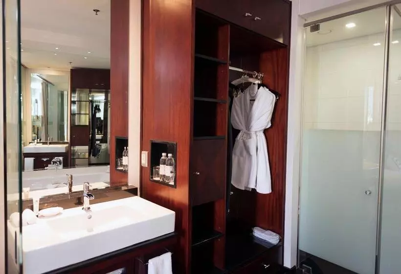 اتاق لوکس با تخت بزرگ, Davinci Hotel On Nelson Mandela Square