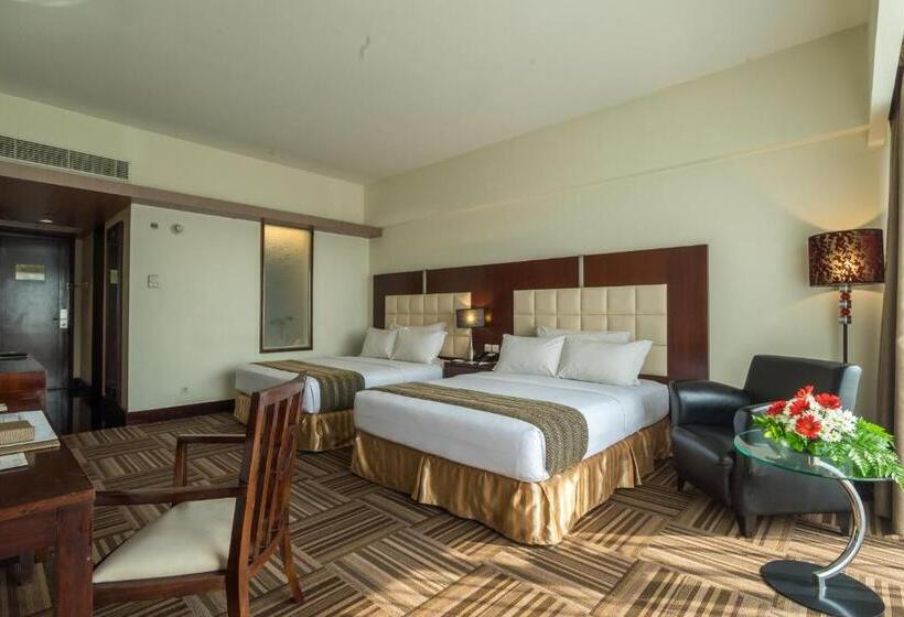 패밀리 스위트, Merlynn Park