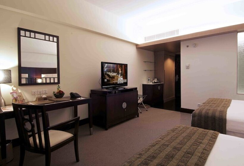 패밀리 스위트, Merlynn Park