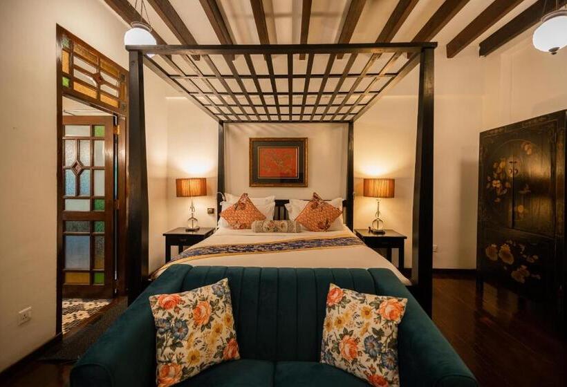 חדק דלוקס עם ג'קוזי, Penaga