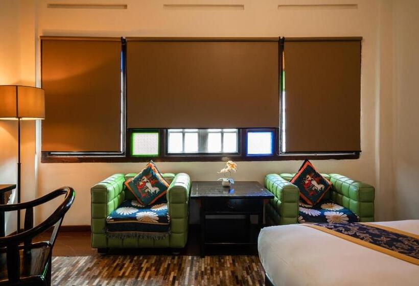 חדק דלוקס עם ג'קוזי, Penaga