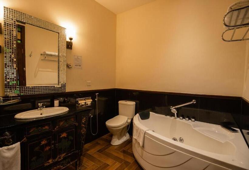 חדק דלוקס עם ג'קוזי, Penaga