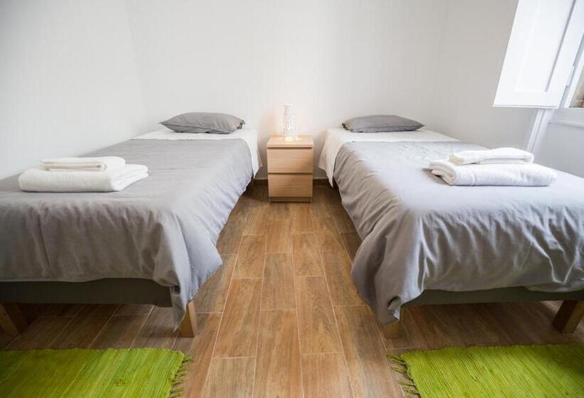 اتاق استاندارد با چشمانداز, 1977