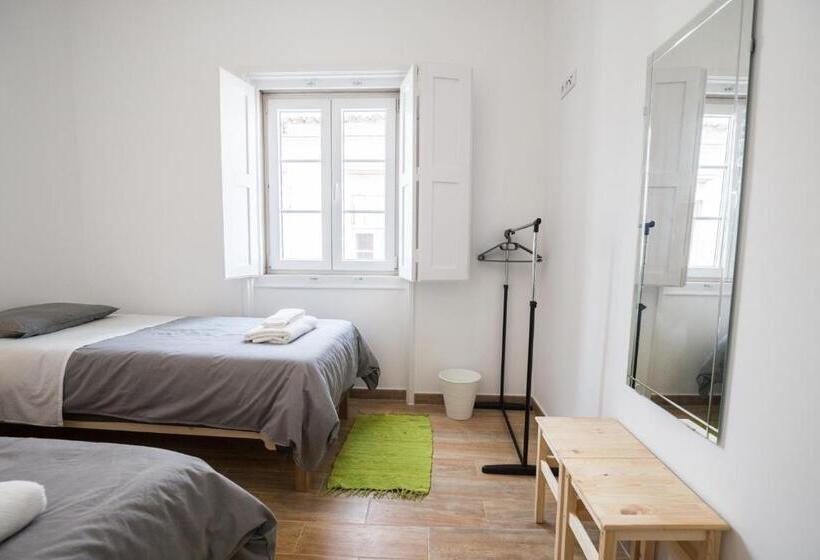 اتاق استاندارد با چشمانداز, 1977