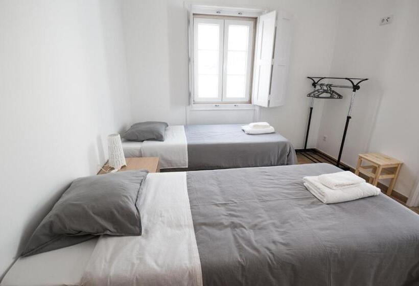 اتاق استاندارد با بالکن, 1977