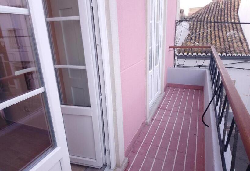 اتاق اکونومی یک تخته, 1977