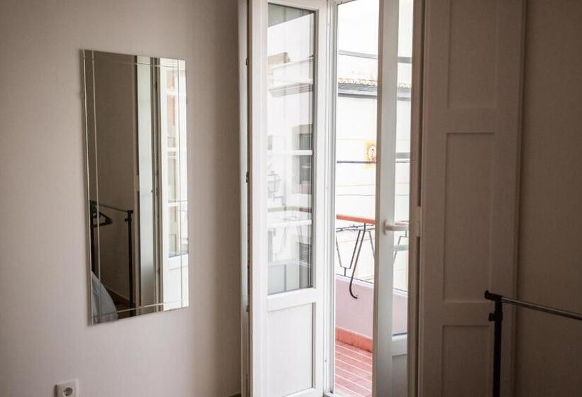 اتاق اکونومی یک تخته, 1977