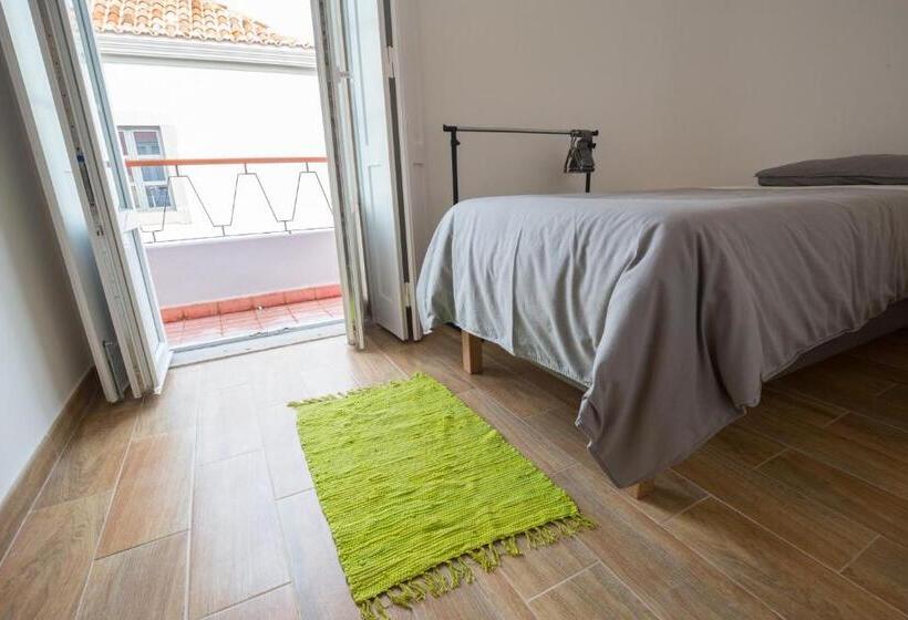 اتاق اکونومی یک تخته, 1977