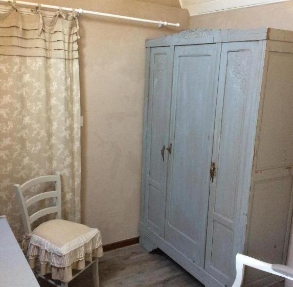 חדר בסיסי, Autour D Une Histoire