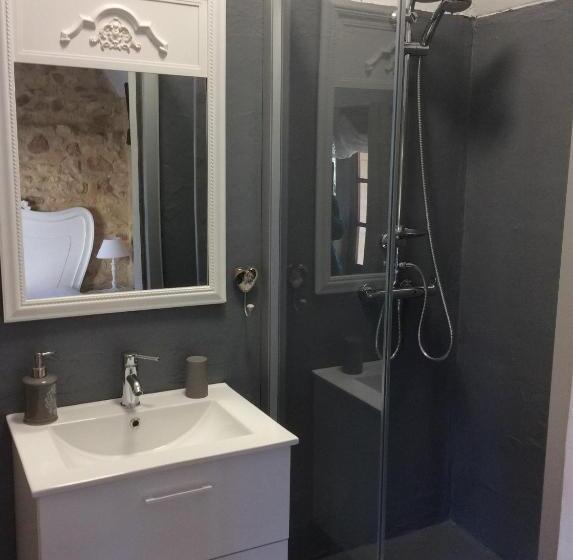 חדר בסיסי, Autour D Une Histoire