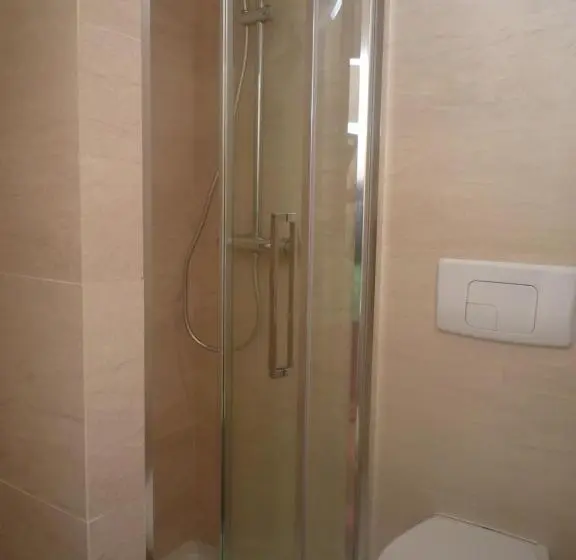 スーペリアスタジオ, Résidence Appartement Adonis