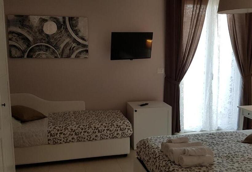 اتاق استاندارد سه تخته با بالکن, Home Sweet Home