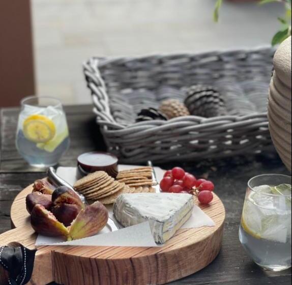 سوییت لوکس, Frogs Pond