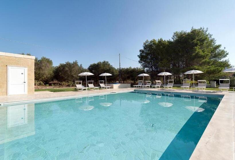 اتاق استاندارد سه تخته با چشم‌انداز استخر, Olive Garden House