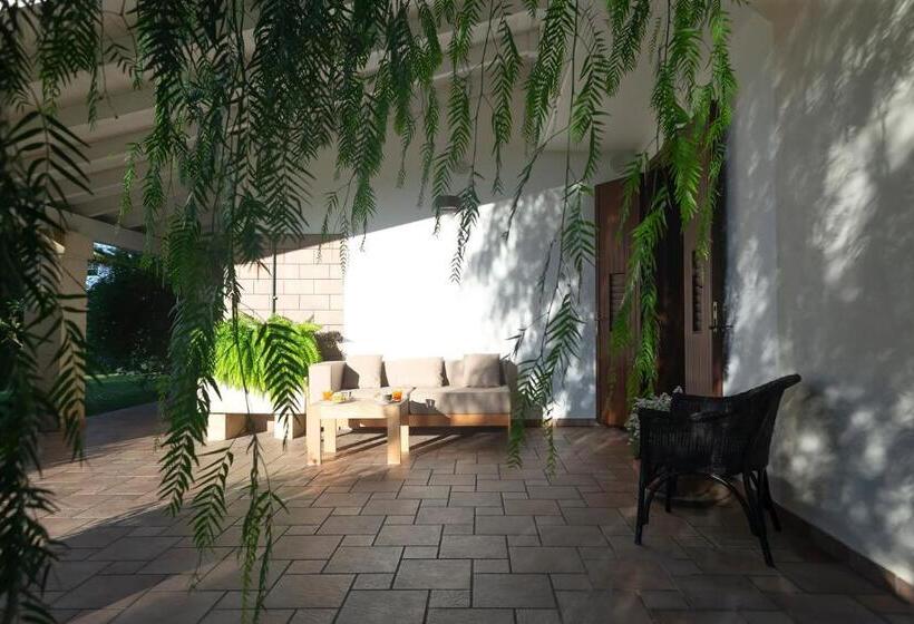 اتاق استاندارد سه تخته با چشم‌انداز استخر, Olive Garden House