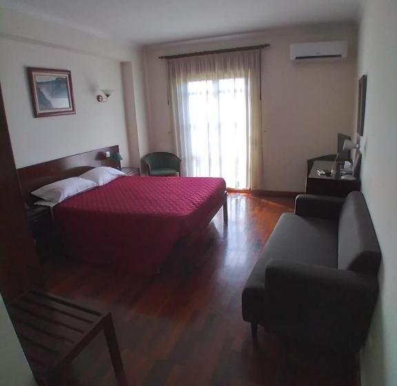 غرفة قياسية مزوَّدة بشُرفة, Trindade Coelho