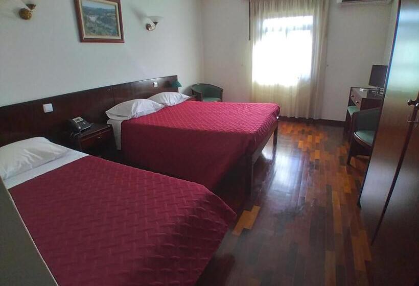 غرفة كومفورت ثلاثية, Trindade Coelho