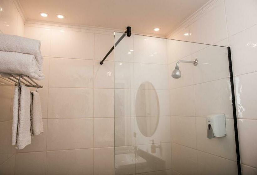 اتاق لوکس با چشم‌انداز دریا, Redcon Suites